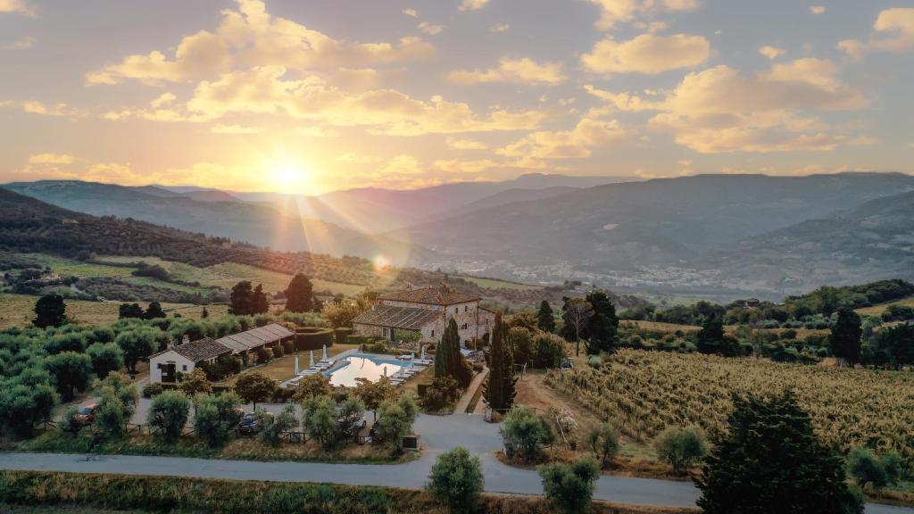 Fattoria Lavacchio estate at sunset, Toscana